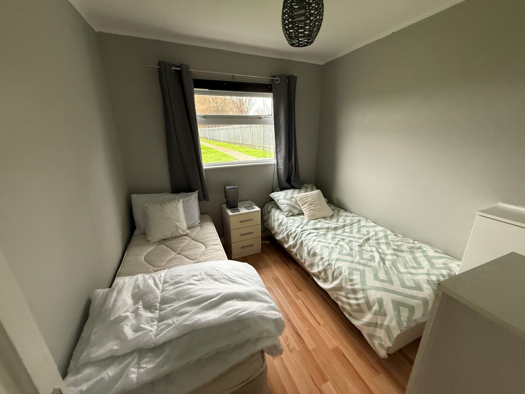 Lot: 6 - TWO-BEDROOM CHALET - Bedroom with two single beds